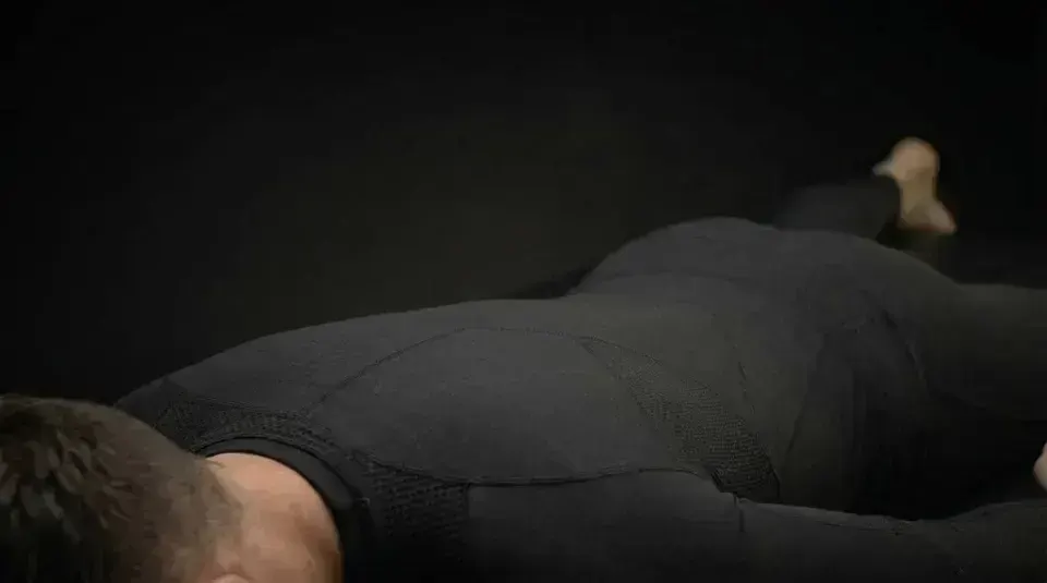 En gæst, der ligger med forsiden nedad, klar til en selvrestitutionssession